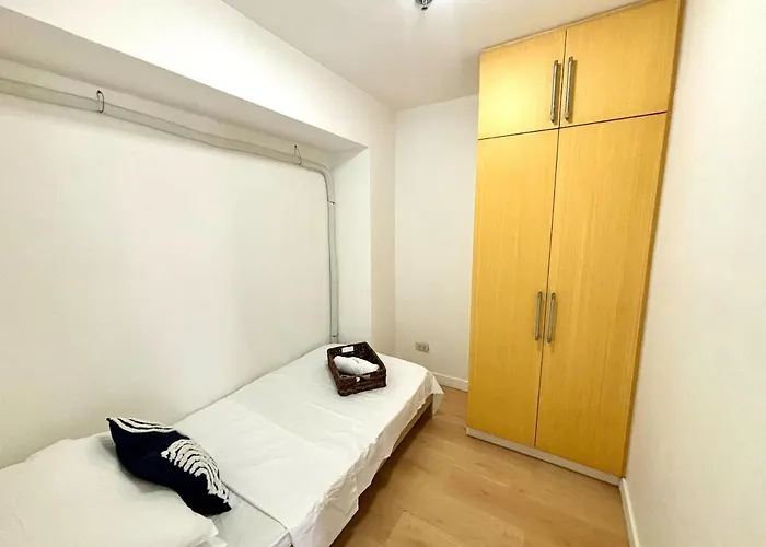 Cozy 2br In Bgc Victoria *